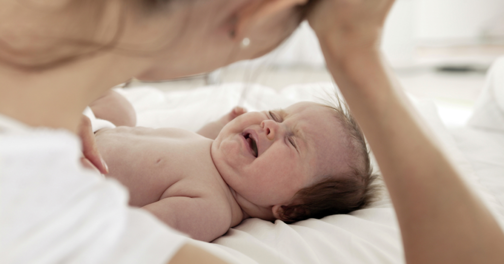 Cólica de bebê: bebê recém-nascido chorando por causa de cólica